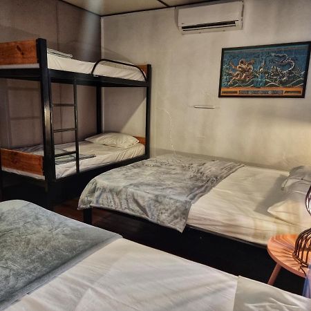 Treehouse Hostel Kuching Buitenkant foto