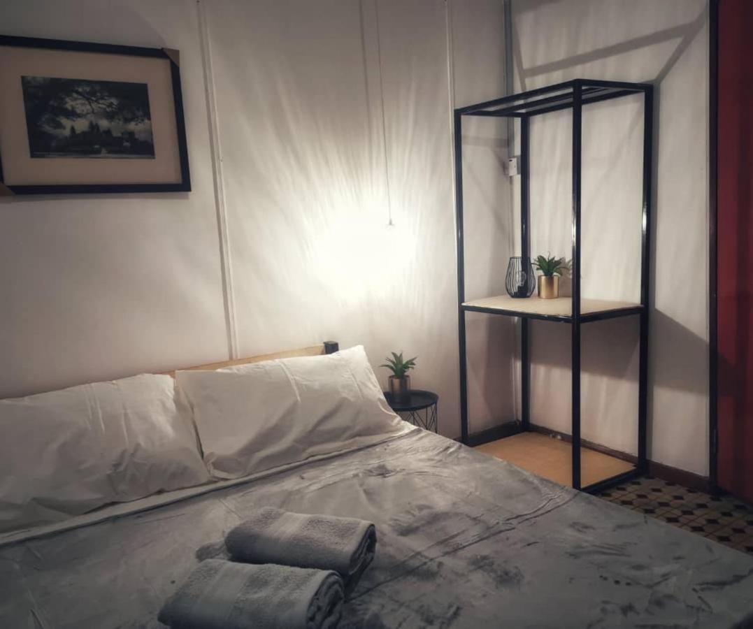 Treehouse Hostel Kuching Buitenkant foto