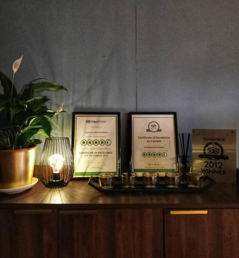 Treehouse Hostel Kuching Buitenkant foto