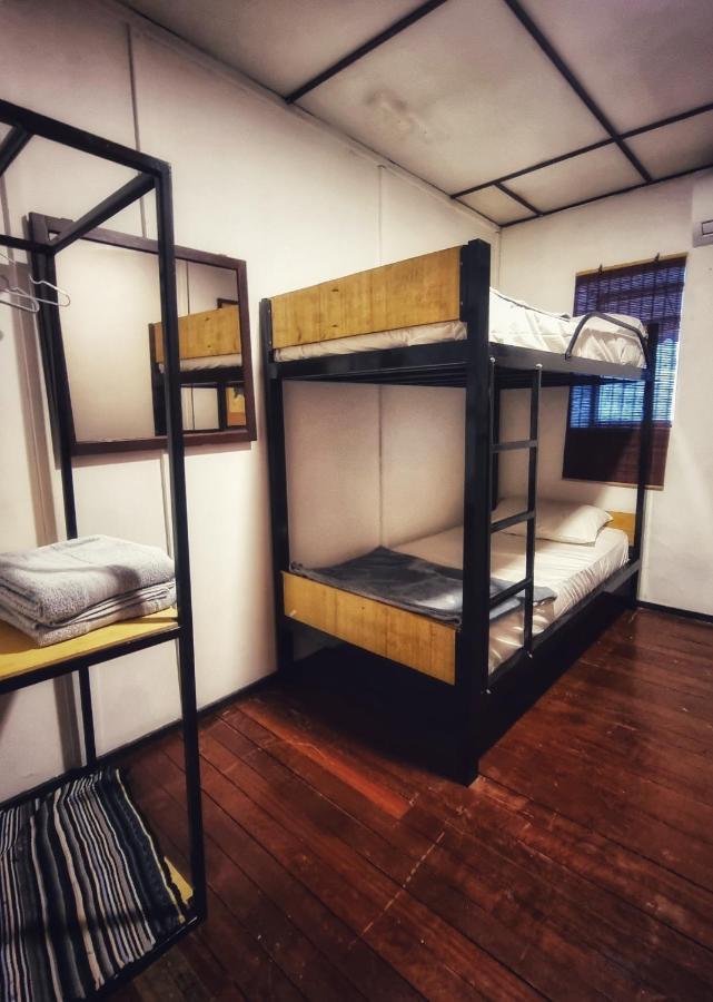 Treehouse Hostel Kuching Buitenkant foto