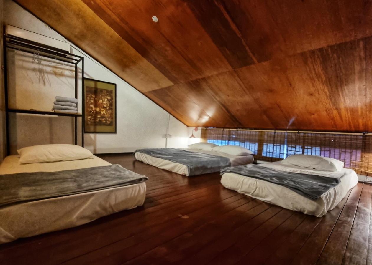 Treehouse Hostel Kuching Buitenkant foto