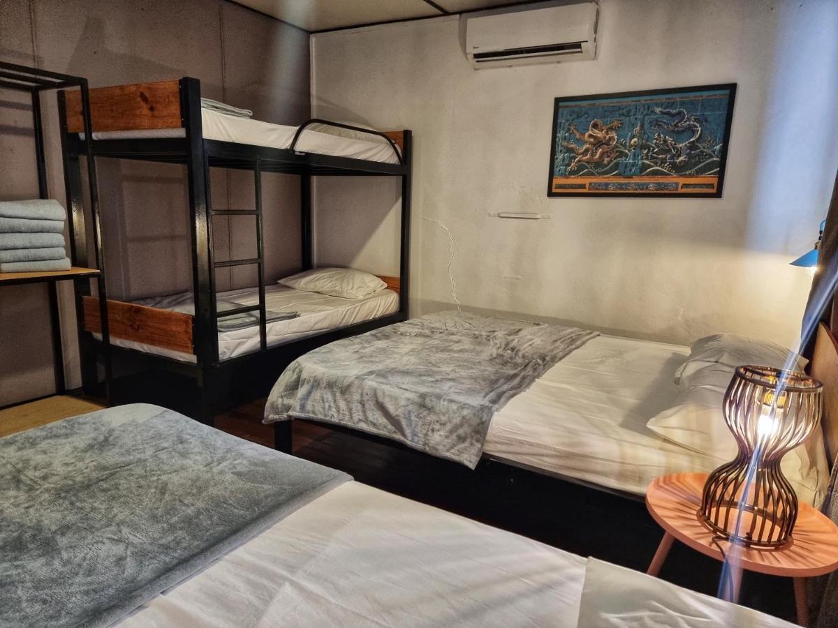 Treehouse Hostel Kuching Buitenkant foto