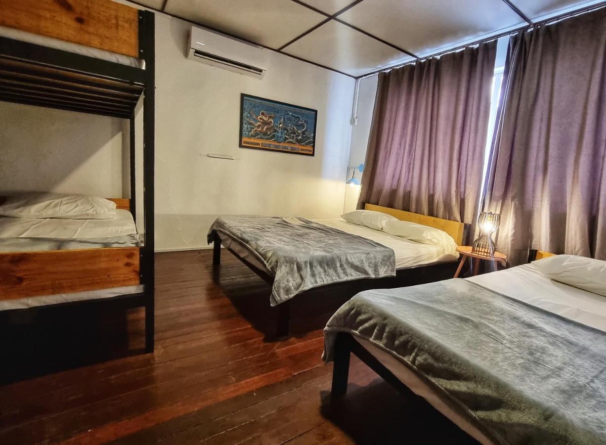 Treehouse Hostel Kuching Buitenkant foto